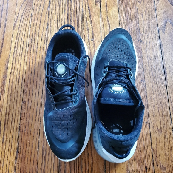 #3040 Nike Running Shoes - Picture 4 of 5